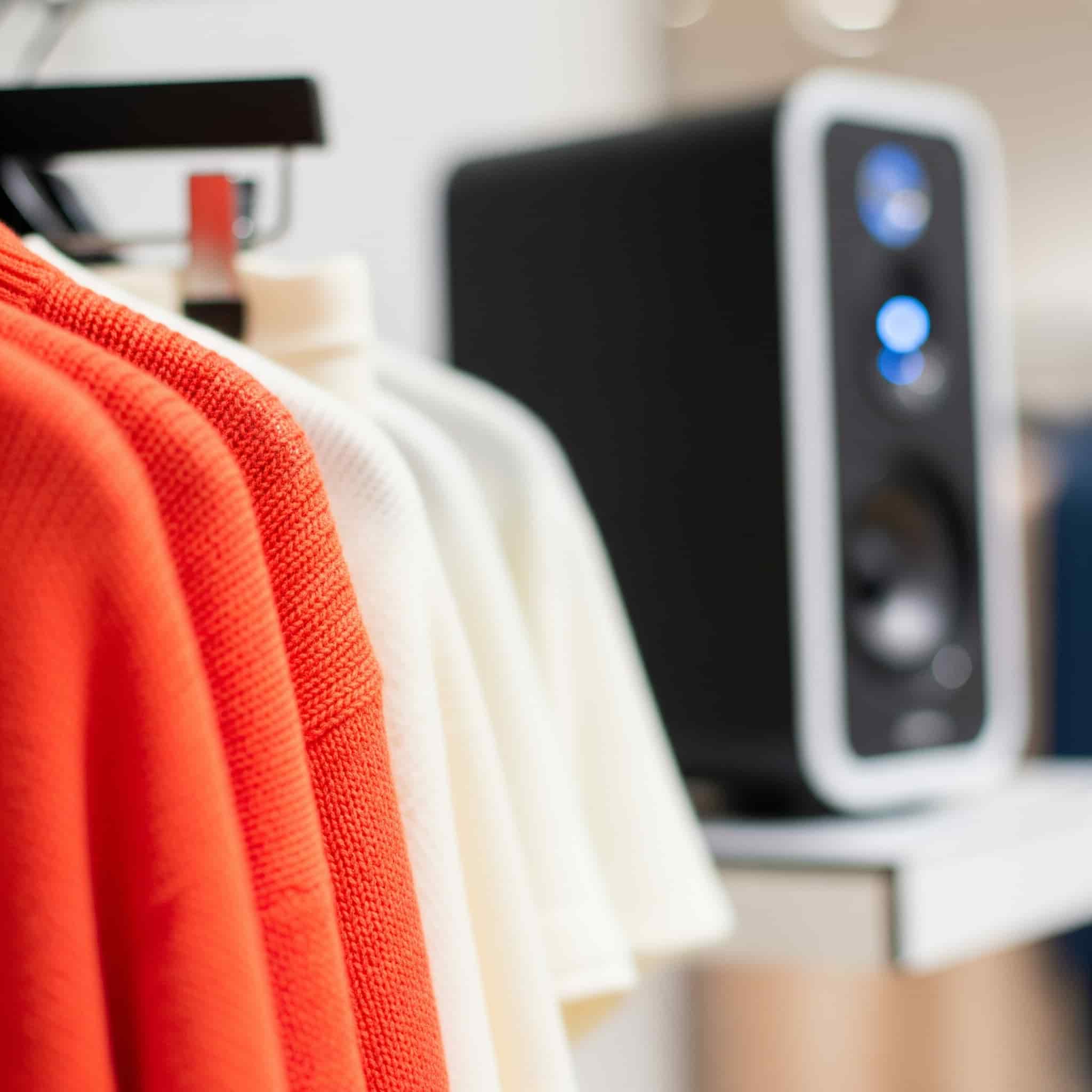 Display di moda in negozio con annuncio vocale promozionale