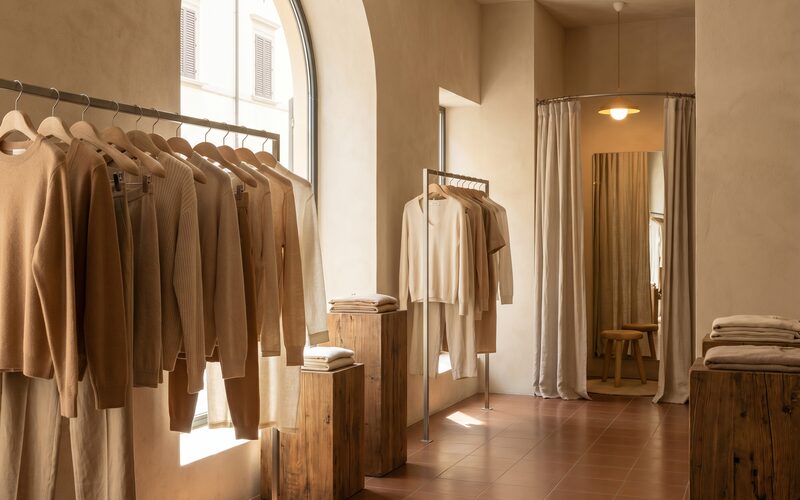 Boutique italiana con allestimento sobrio