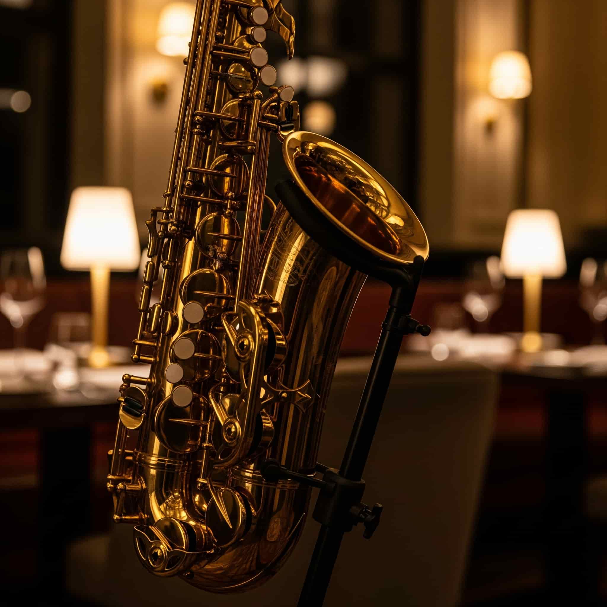 Sassofono in un ristorante elegante, simbolo della musica jazz di sottofondo